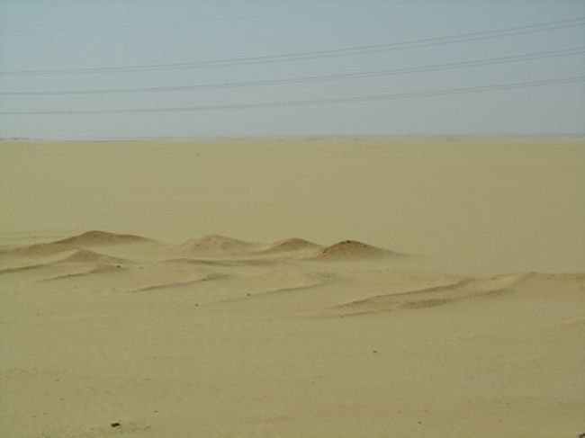 さらさらの砂で出来た砂漠の景色です。<br />映画に出てくる砂漠はこんな感じですよね？