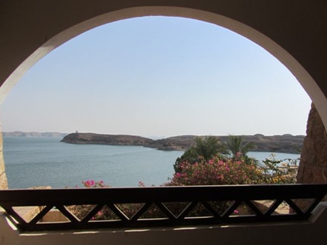 このホテルの評価は難しい所です。<br />部屋のベランダからはこんな景色が見えます。<br />美しいナセル湖と、咲き誇るブーゲンビリア。<br />とてもいい感じなのですが、ベランダは鳥の糞だらけ。<br />宿の作りは南国リゾート調