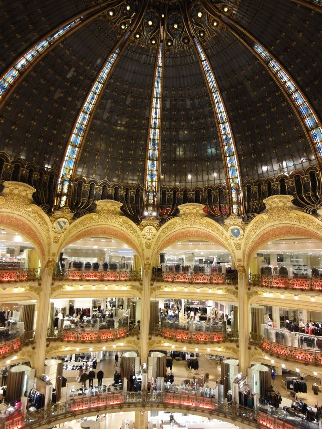 ギャラリー・ラファイエット。<br /><br />デパートの中とは思えません。<br />