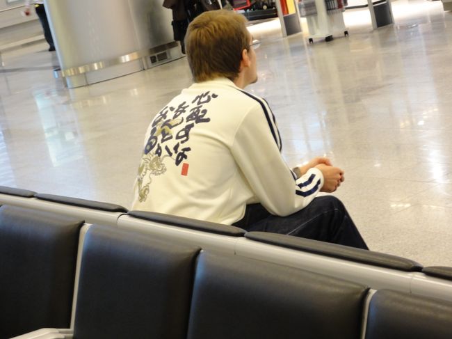 旅行前にフランス語の会話帳も買ったのですが、結局一度も使いませんでした。<br />よく考えたらフランス語で質問した場合、回答もフランス語で戻ってくるので、答えが理解できないですしね。<br /><br />挨拶や「アン チケ シルブプレ(チケット1枚ください)」など一方通行で終わる台詞は使ってましたが。<br /><br />フランス人は親切で、中学レベルの英語でも普通に対応してくれます。<br /><br />帰りの空港で見かけたフランス人が背中でこう語っていました。<br />―「心配するな。なんとかなる」と。<br />