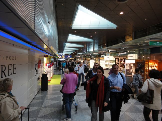 エアポートシャトルが9時10分に迎えに来てくれることになっていたのですが、この日起きたらなんと9時5分！<br />朝風呂派の私が風呂にも入らず、スーツケースに荷物を放り込んで、なんとかシャトルに乗り込みました。<br /><br />結局、空港でチェックインが済んでから搭乗までの30分間に車椅子用の個室トイレで洗髪と歯磨きをしました。<br />オレは浮浪者か。<br /><br />会社の同僚や友達へのお土産も一切購入していなかったので、搭乗口の前のショップでお土産を購入。<br />なんかいろいろとギリギリです。<br />