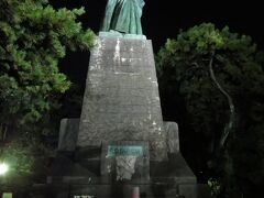 19時頃。
大雨の中、渋滞を潜り抜けて、
中秋の名月でイベントをやっている桂浜へ。


奇跡的に到着と同時に雨はやみましたが、
竜馬像のライトアップ（ろうそく）は消えていました(T_T)

でもやはりこの場所は人気。
皆、写真撮影をしています。