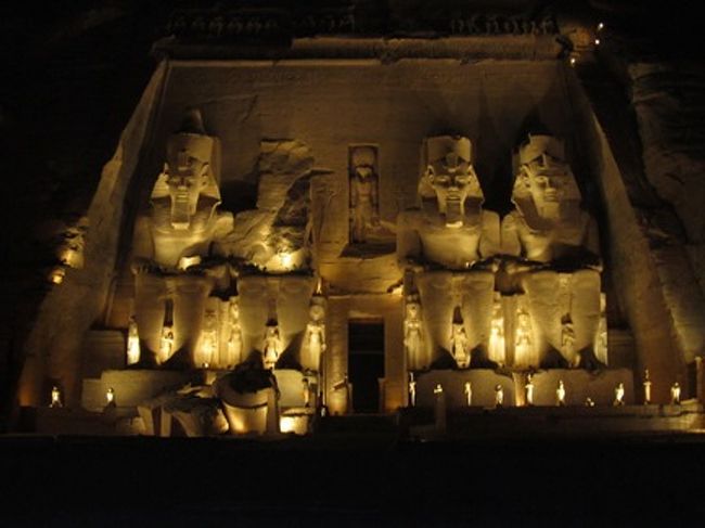 私たちのツアーの目玉のひとつ、<br />アブシンベル神殿の音と光のショーの貸切観光です。<br />神殿をライトアップするだけではなく、<br />いろいろな画像をかぶせ、音声もなかなか凝っています。<br />貸切なので、音声は全て日本語で、<br />ショーを見る席も、空いているのでゆったり見られます。<br />このショーはお勧めです。<br />迷っていらっしゃる方があれば是非どうぞ。<br />ただ、日本語のナレーションがある曜日が決まっているそうなので、チェックしてください。