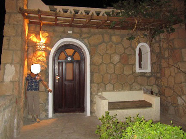 夜中に部屋に帰ってきましたが、<br />数時間後に、またアブシンベル神殿に出発です。<br />お風呂のお湯は、ショーに行く前に入れておきました。<br />いっせいにお湯を出すと、水しか出ないという注意がありましたので。<br />これは私たちの部屋の入り口です。<br />石垣島のコテージと言われたら信じちゃう雰囲気でしょう？