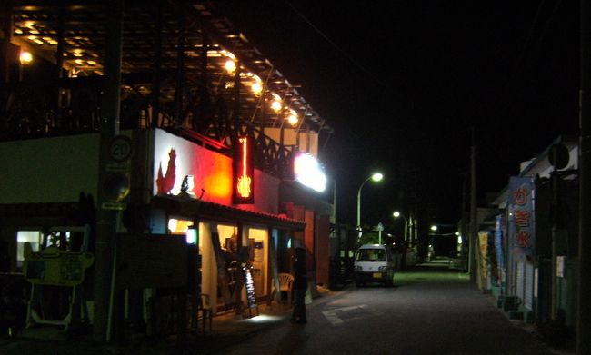 夜のビ−チ前、シ-ズンオフで静か