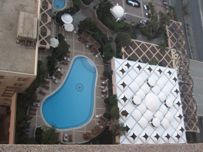 いつも宿泊先のプールを見に行くのに、<br />このホテルだけ行ってなかったので、<br />ホテルの部屋から撮影してみました。（笑）