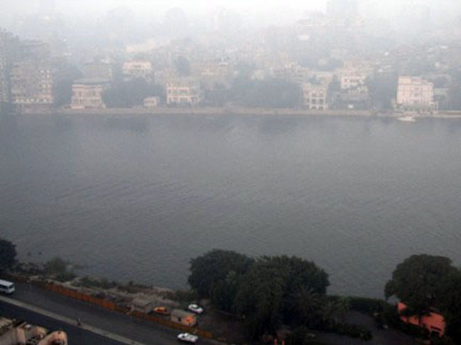 部屋の窓から見たナイル川。<br />あんまりきれいな川じゃないんですけどね。<br />ナイル川沿いは、フォーシーズンスなど高級ホテルもずらっと建っていました。<br />ここ、コンラッドも高級なんですけどね。<br />ナイル川ビューっていうのがポイントなのでしょうか。<br />