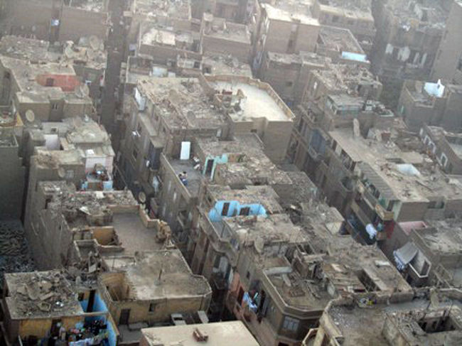 ホテルの窓から見た屋上のビルの画像です。<br />作りかけなんですけど、壊れてるようにしか見えないです。