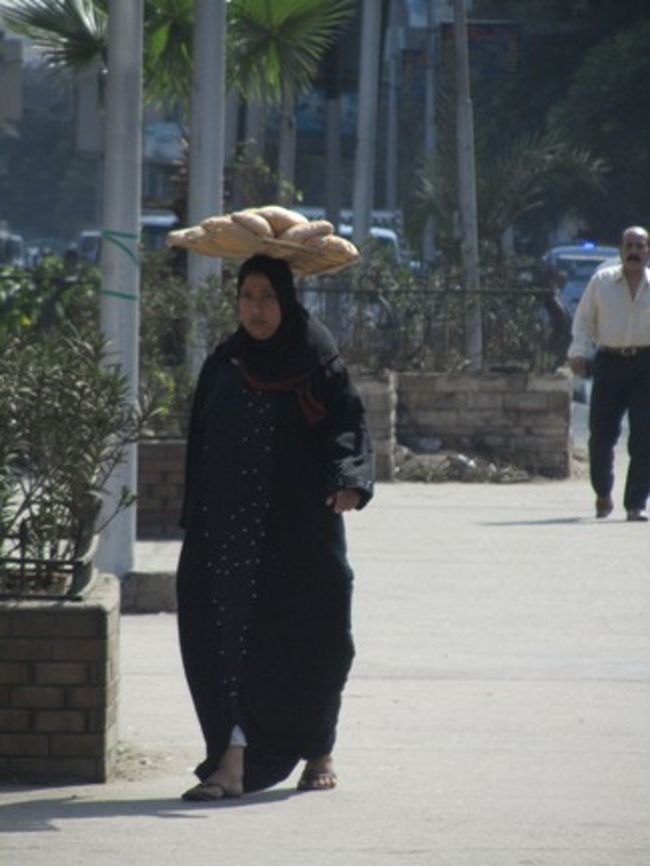 パンを頭に載せて運ぶ女性が歩いています。<br />こういうエジプトでは普通だけれど、<br />日本ではありえない光景を見るのが楽しいです。