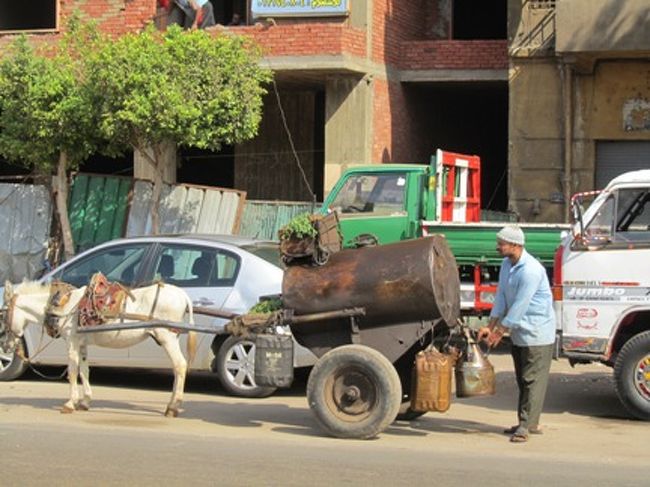 こちらの馬車の後ろには、建築中のビルがあります。