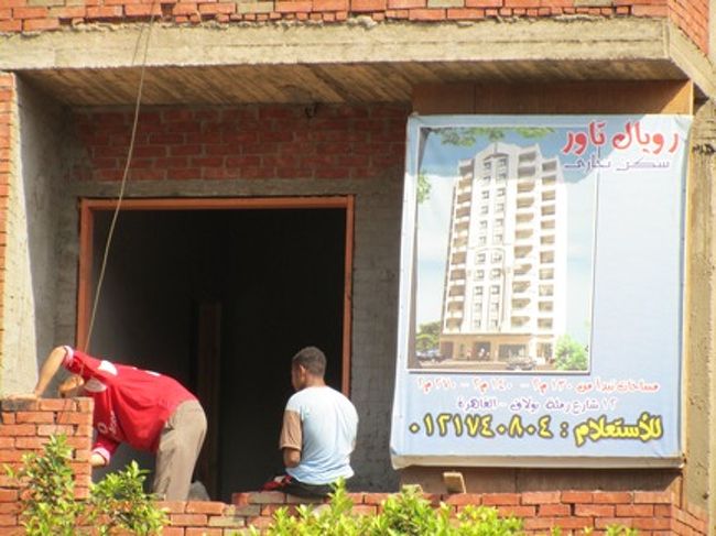 手作業で頑張ってビルを作っているお兄さんたち。<br />完成予定図がすごく豪華ですよね。