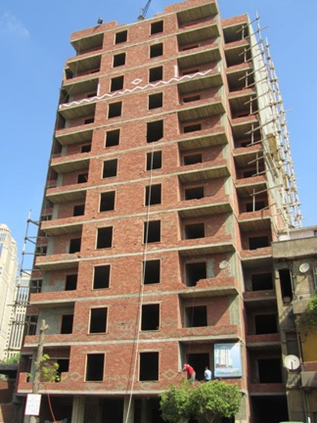 ビルの全容はこちら。<br />レンガを１つずつ積んで作っているのね･･･。