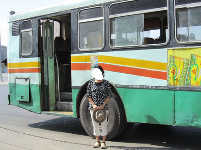 これは現地の人が利用するバス。ぼろぼろです。<br />中で運転手さんが寝ていました。<br />