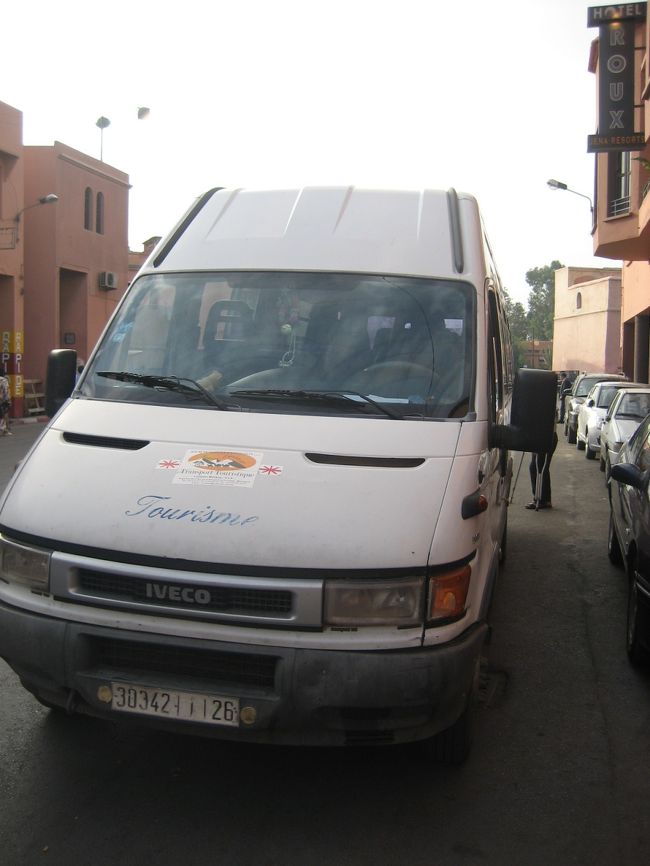 2010年9月19日（日）<br />　　<br /><br />さて、今日から2泊3日のサハラ砂漠ツアーです♪<br /><br /><br />ツアー予約したホテルアリに、朝7時に集合。<br /><br />そこから歩いて5分のSAHARA EXPEDITION事務所前に移動。<br /><br />これから3日間お世話になる車とご対面〜。<br /><br /><br /><br />なんやかんやで、8時に出発。<br /><br />これもモロッコ時間か。笑<br /><br /><br />先が思いやられる。。。<br /><br /><br />