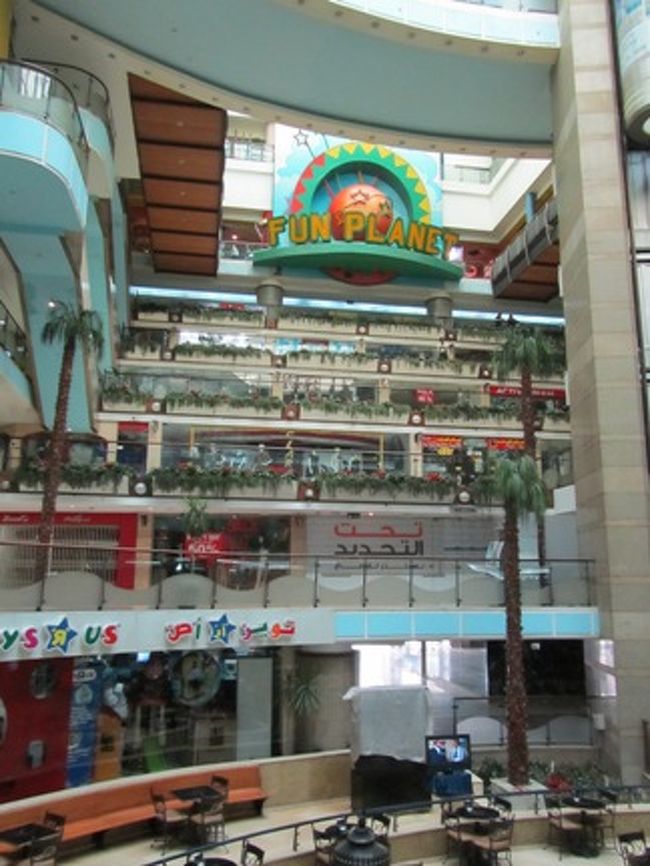 なかなか立派なデパートですが、<br />１０時半に着いたところ、エスカレーターが止まっていました。<br />エレベーターは動いていました。<br />？？となりましたが、どうもこのデパートは、<br />各ショップが別々の時間にオープンするのだとわかりました。<br />開いている店は１０時半ではとても少なく、<br />少しずつ開きだして、１１時にエスカレーターが動き出しました。<br />トイザラスやナイキなども入っているデパートで、<br />富裕層はこういう所でお買物するのでしょう。<br />