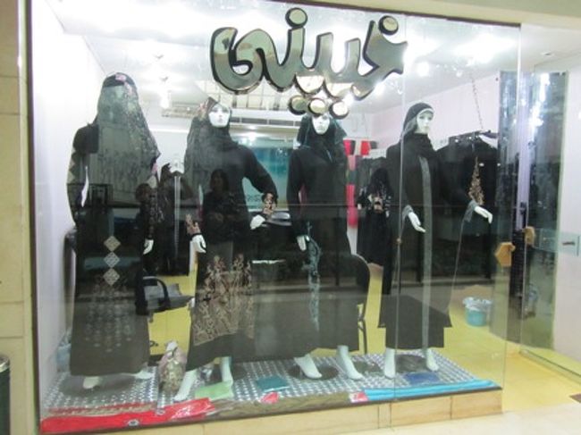 エジプトチックなファッションショップ。<br />全身を隠す服と、頭を覆うショールのようなものを売っていましたが、基本の黒にこだわっているお店でした。<br />