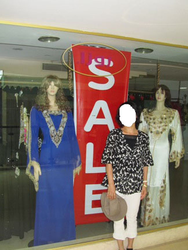 こんなお店もありました。<br />どこに着て行くのかな？<br />やはりお金持ちの集まる社交場があるのでしょうか。