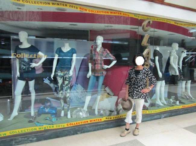 日本と変わらないようなファッションのお店もありました。<br />マネキンのポーズを真似してみました。(笑）<br /><br />しかし、こういう服を着た現地の若い子を<br />見かけなかったような気がします。<br />その辺を歩く格好ではないのかな？？<br />