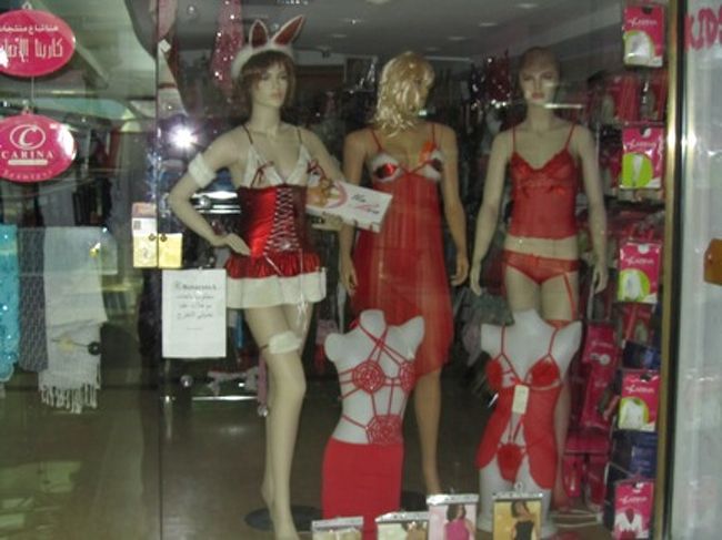 びっくりしたのがセクシーランジェリーのお店がいくつもあること。<br />あの全身を覆われた服の下がこれだったら、<br />う〜ん、これはなかなかすごい世界かもしれません。<br />