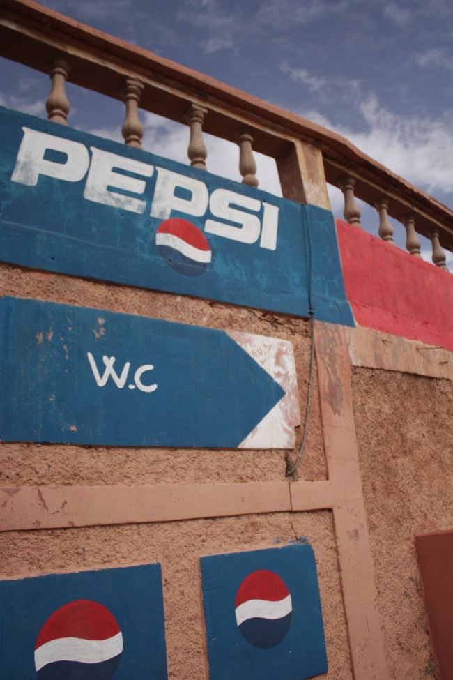 <br />走り始めてまだ1時間半ですが、さっそくトイレ休憩。<br /><br /><br />PEPSIと同化するように、さりげなくW.C。笑<br /><br /><br /><br />今回参加したツアーは基本的に全て英語で進みました。<br /><br />私たちは同じツアーに日本人がいませんでしたが、同年代の旅人カップルが数組いたので、モロッコ人の聞き取りにくい英語については、彼らに再度確認させてもらっていました。<br /><br />15分後なのか50分なのか。。時間は間違えたら大惨事になりますからね。。