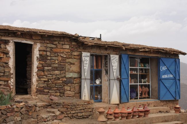 ビューポイントに、お土産屋さんあり。<br /><br /><br />これ、鉄則。<br /><br /><br />この道沿いの建物は青い扉が目につきます。<br /><br />やっぱり赤土の荒涼とした景色の中で目立つには、この色なんでしょうか。