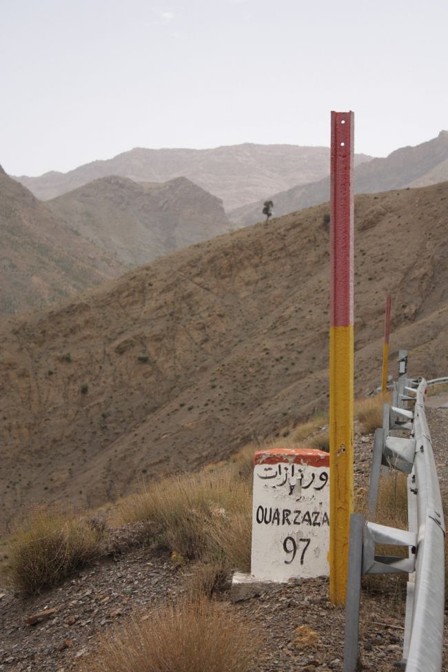 　　<br />　　　　　　　　<br /><br /><br />ワルザザードへと続く道をひた走ります。