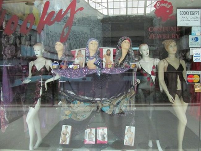 こんなお店が高島屋とか松坂屋にあったら、<br />苦情がくるような気がしますが。<br />イスラムの皆さんの印象が変わりました。（笑）