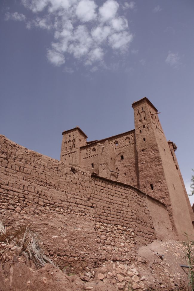 川を渡り切って上を見上げてみると、遠くからは気付かなかった、上部の細かな細工が見てとれます。