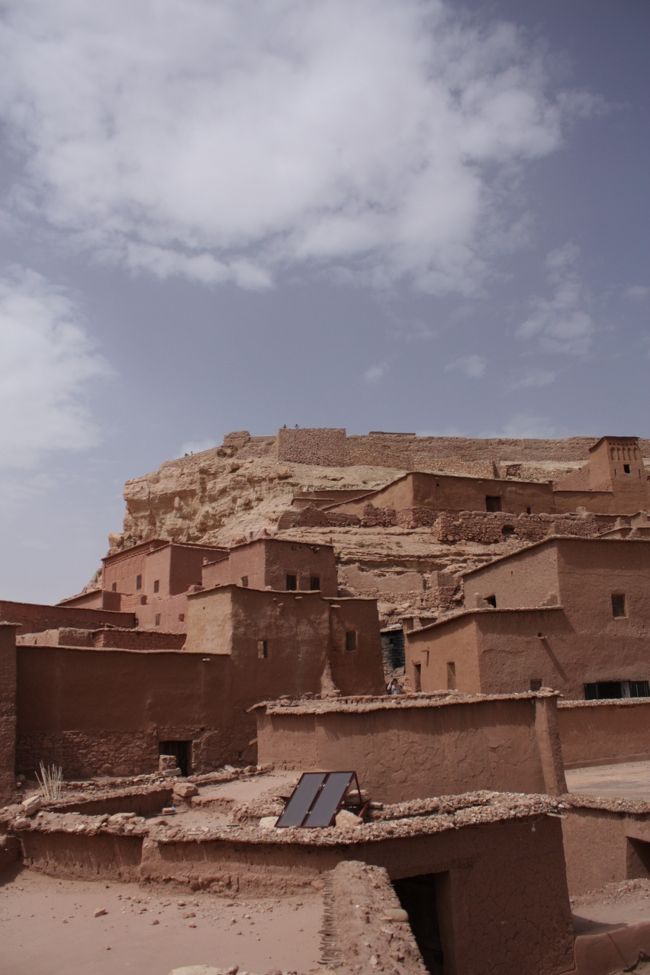 　<br />ドアの先は、上へと続く階段でした。<br /><br /><br />せっかくなので、上からパチリ。<br /><br />これじゃあ、道に迷うはずだ。<br /><br />全部同じ建物に見えるもん。