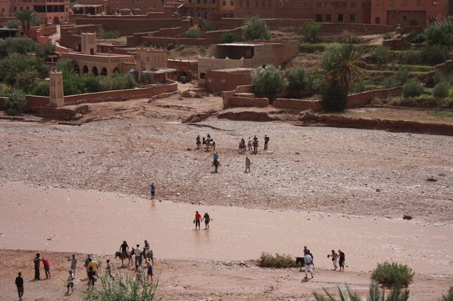 こんな小川（？）を渡って辿り着きます。<br /><br /><br />私たちが行った日は、川の流れも緩やかで水位も低かったので、ビーチサンダルで楽々渡れました。<br /><br />川底はごつごつしているので、裸足はキツイかな〜。<br /><br />靴の旅行者を狙って、ロバに乗った客引きがやってきます。