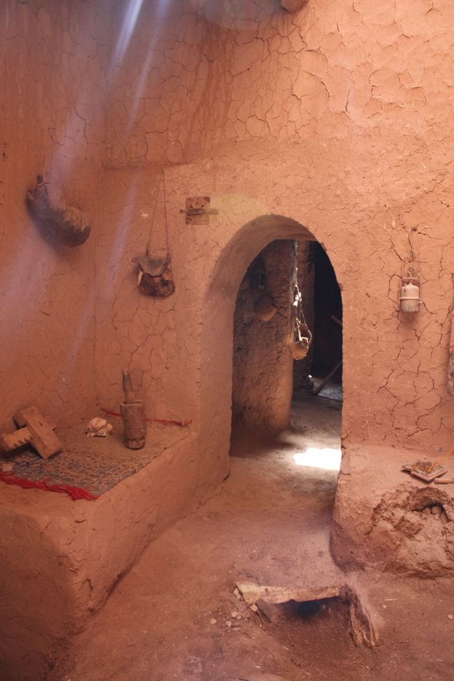 <br />室内には意外に光が入ってきます。<br /><br /><br />仕切りがあったり、壁に色んな物を掛けていたり工夫されています。<br /><br />