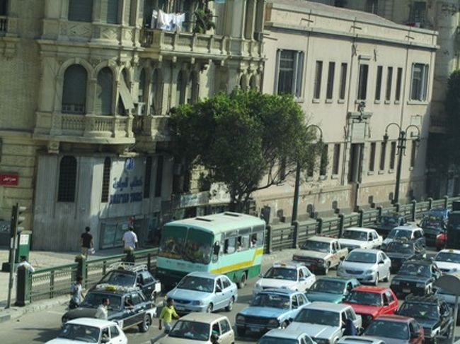 ホテルを出発し、バスで移動。<br />カイロは車の多い町です。