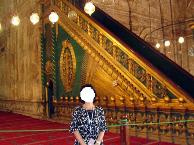 金色の壁がため息の出るほどきれいです。<br />この奥にお祈りする場所があります。