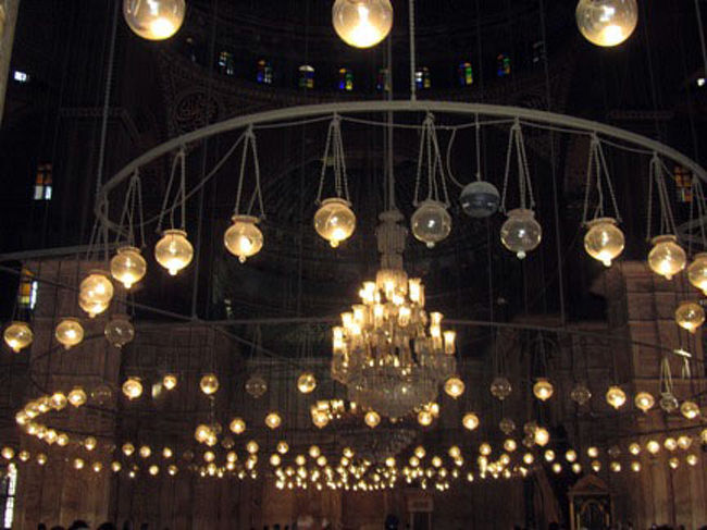 かなり大きなシャンデリアです。<br />本当に豪華絢爛。