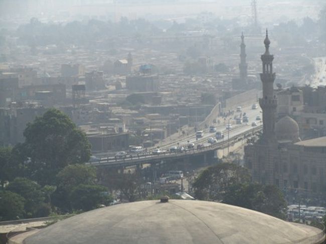 モスクは高台にあるので、カイロ市街地をこのように一望できます。<br />