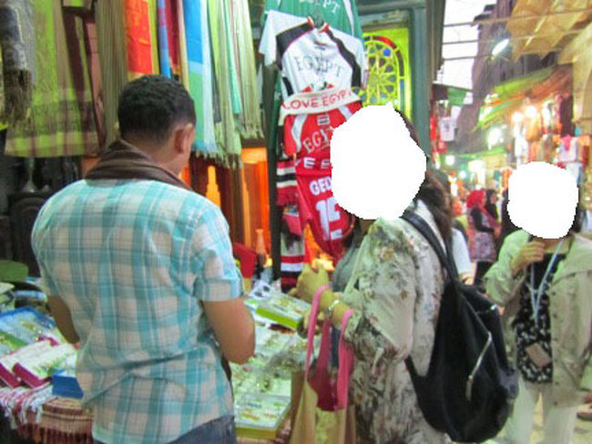 旅慣れた方たちの交渉術を後ろで観察。<br />4色ボールペンはもう古いです。<br />消えるボールペンの実演交渉で、見事な効果をあげていました。<br />家に粗品でもらったような不用品でも、エジプトで珍しければ、<br />けっこう効果を発揮しそうですので、持参されては？<br />私はきれいなガラスの瓶を3ドルで買いました。<br />最初は8ドルでした。でも、4色ボールペン2本つきで3ドルね。<br />交渉するのは面白かったです。