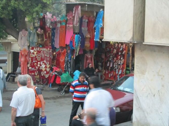 バスの移動中見たお店。<br />イスラム圏ってセクシー禁止かと思ってたけど大きな誤解だったようです。