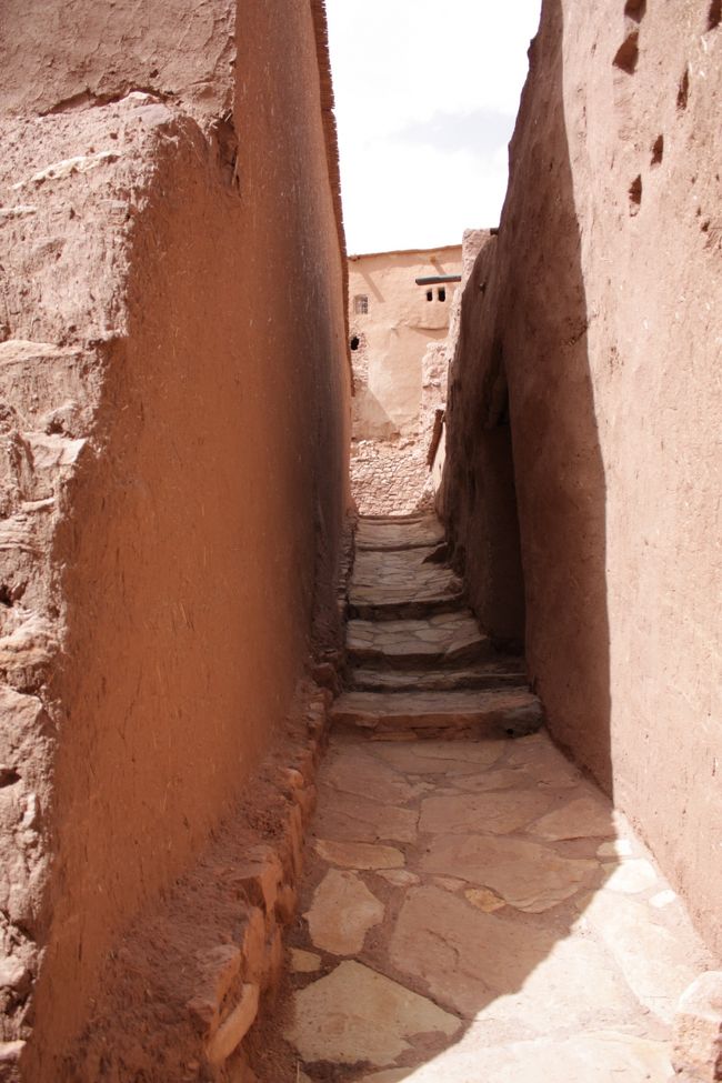 こんな風に細い道がいくつも張り巡らされています。<br /><br /><br />これといった目印もなく、両脇の壁も高いので迷路のよう。<br />