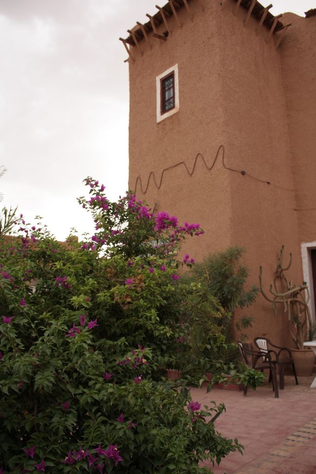 何気にオシャレな店でのランチ。<br /><br />といっても、既に3時近い時間になっています。<br /><br /><br />このレストランでは、イラン人・チェコ人・韓国人・モロッコ人と私たち2人、計6人での食事になりました。<br /><br /><br />ツアーは、朝夕ごはん付き。<br /><br />なのでランチは個々の支払いとなります。<br /><br />ここでのランチは1人60Dh程でした。<br /><br /><br />