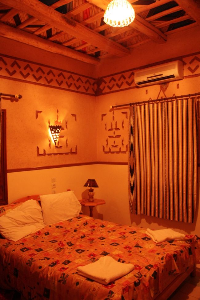 ワルザザードからは、さらに別のツアー客が同乗し、車内は16人に。<br /><br /><br />その後、まさかのイタリア人カップル乗り遅れのため、途中の商店で30分程待機。<br /><br /><br />18人満席になった車は、一路ホテルへ・・・<br /><br />と思いきや、車の故障で代替車が来るまで待機。<br /><br /><br />なんとか8時半到着、9時から夜ゴハンを食べ、崩れるように眠りました。<br /><br />あ〜、1日目から盛りだくさんだったわぁ。。