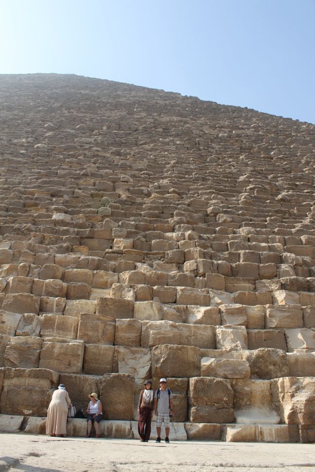 でかいッてのはわかるけど、それよりもこのピラミッド（クフ王）の敷地は東京ドーム４個分で、２・５ｔ　もある石灰岩を１つ１つ積み上げて出来てて、高さは１４６ｍなんだとか！<br />