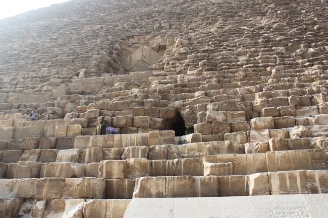 あの穴から中に入れるのです。<br />入らなかったけど。<br /><br />ここは「盗堀用の穴」らしい…<br /><br />