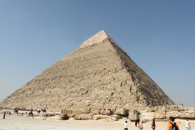 カフラー王のピラミッド<br /><br />中に入りました。<br />超狭くて、中腰姿勢でやっとの穴を下ったり上ったり。<br />すれ違う人とぶつかるすれすれで、暑くて大変です。<br /><br />ピラミッドの中は未知です。