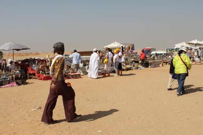 おきまりのお土産出店。<br /><br />砂漠の中にまで・・・