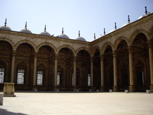 そしてイスラム教は<br />①豚肉はＮＧ　<br />②一夫多妻制　<br />③女性は成人したら髪の毛と肌は家の外では隠さなくてはいけない<br />という決まりと、ラマダン（１ヶ月の断食）があるんだそうで。<br />大変ですねー。<br />