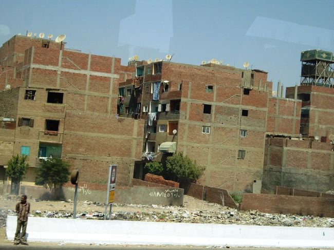 粗末な…ビルです。<br />エジプトではこんな褐色な建物ばかり。