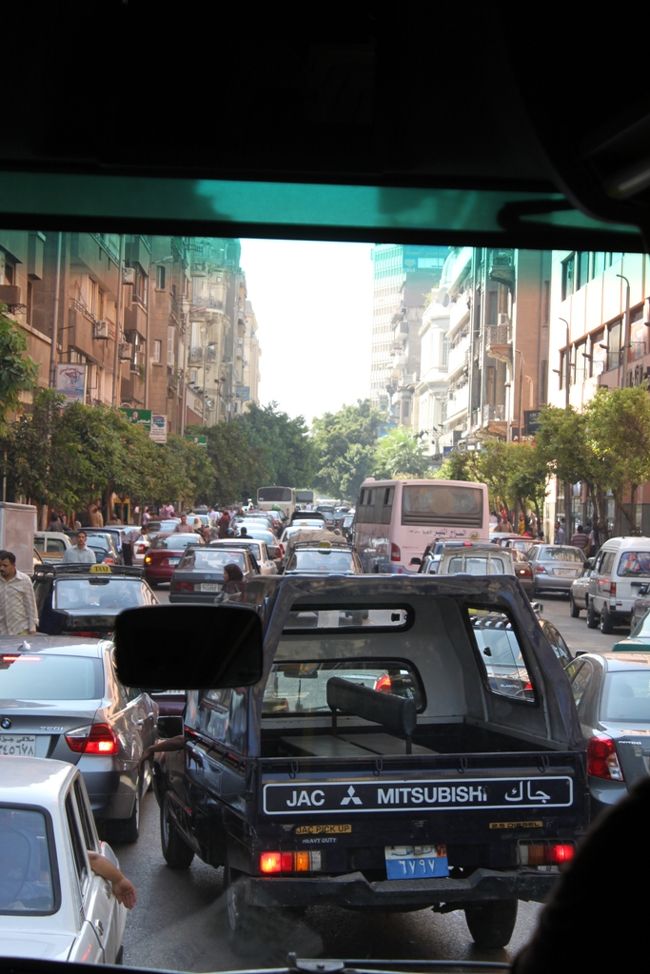 エジプトの道路事情。<br /><br />割り込みは当たり前。<br />車線はあってないようなもの。<br />すれすれ当たり前。<br /><br />絶対、この国では運転できません。<br />きっと、死にます。<br />