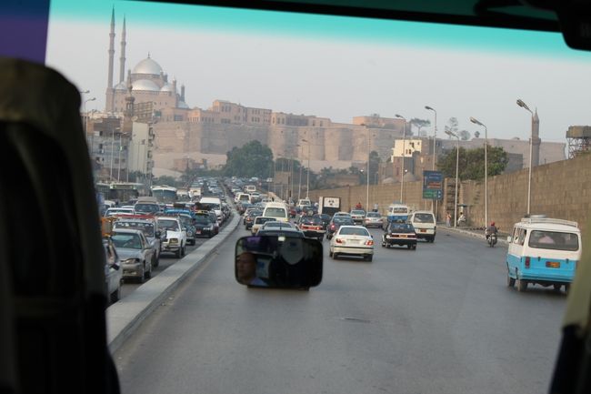 ラマダンなので大渋滞なのだそう。<br />皆、家路を急いでいます。