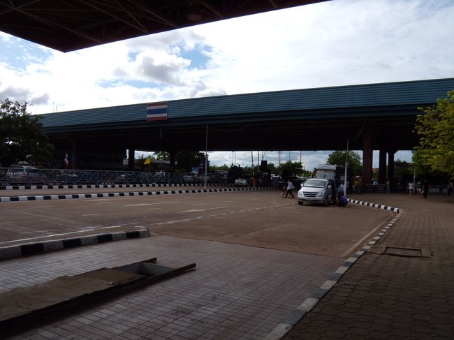 国際バスは乗客全員が手続きを終えないと出発しないので、どんくさい奴がいたら出発が遅れます。僕が乗っていたバスにはどんくさい奴がいたので、少し出発が遅れてしまいました。<br /><br />そのどんくさい奴って僕なんですけど・・・<br /><br />すいません、すいません。ラオスに入国する時、入国カードの出国日の欄に、旅行最終日の日付を書いてしまいすいません。結局、入国カードを書きなおし、列にも並びなおしました。