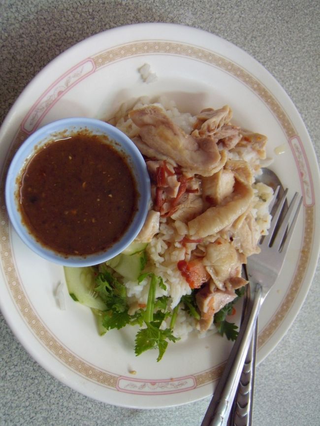 ホテルを確保し、昼食へ。<br /><br />注文の仕方が良く分からずにまごまごしていると質問攻めに・・・<br />店「豚？鳥？」<br />僕「鳥」<br />店「米？麺？」<br />僕「米」<br />店「30？40？」<br />僕「30」<br /><br />で、出てきたのが写真のごはんです。<br />めっちゃおいしい。旅行に来てから一番おいしい。<br /><br />が、足りない。40にすれば良かった。<br /><br />レモンティーと合わせて55B